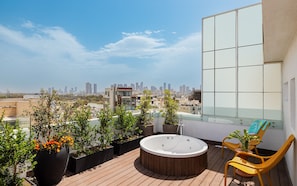 Terrace Suite with Jacuzzi | Minibar, caja fuerte, escritorio y sistema de insonorización