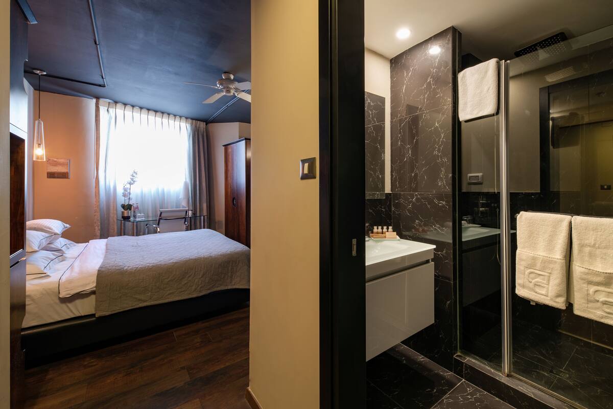Minibar, caja de seguridad en la habitación y escritorio 