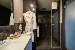 Chuveiro, produtos de toalete grátis, secador de cabelo 