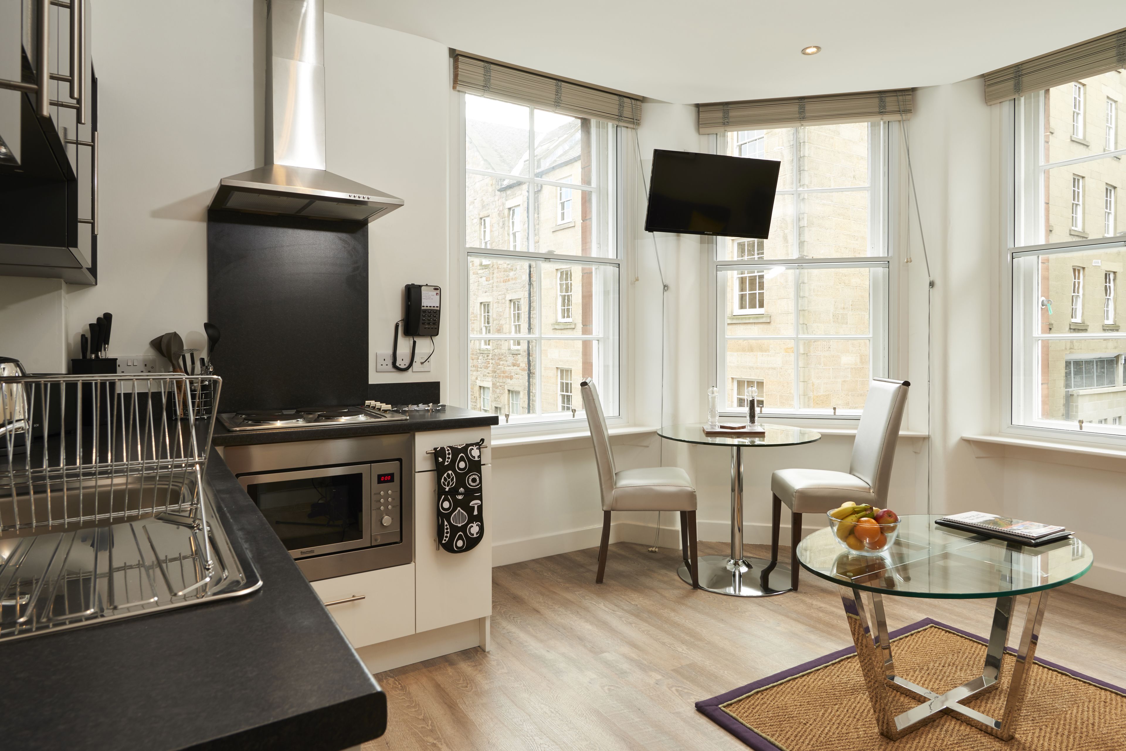 Deluxe Apartment, 1 Bedroom, Non Smoking, Kitchen | Private kitchen | Fridge, microwave, oven, stovetop