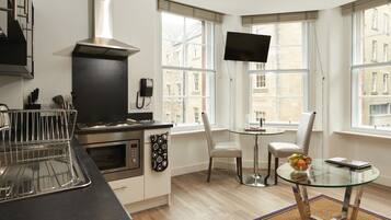 Leilighet – deluxe, 1 soverom, ikke-røyk, kjøkken | Eget kjøkken | Kjøleskap, mikrobølgeovn, ovn og kokeplater