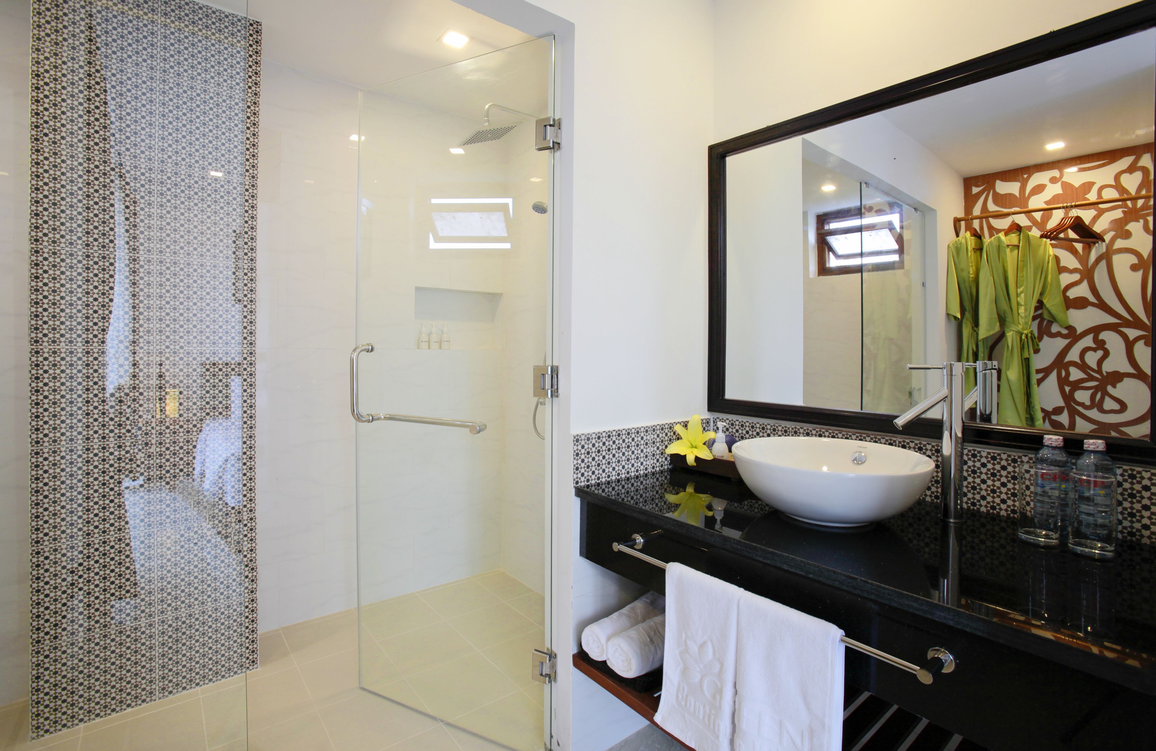 deluxe room, balcony, garden view | bathroom | shower, free toiletries, hair dryer, bathrobes