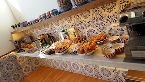 Desayuno continental gratuito y diario