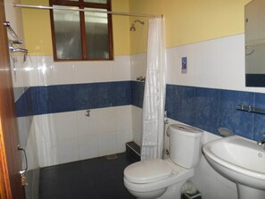 Standard Room, 1 Double Bed | Bathroom