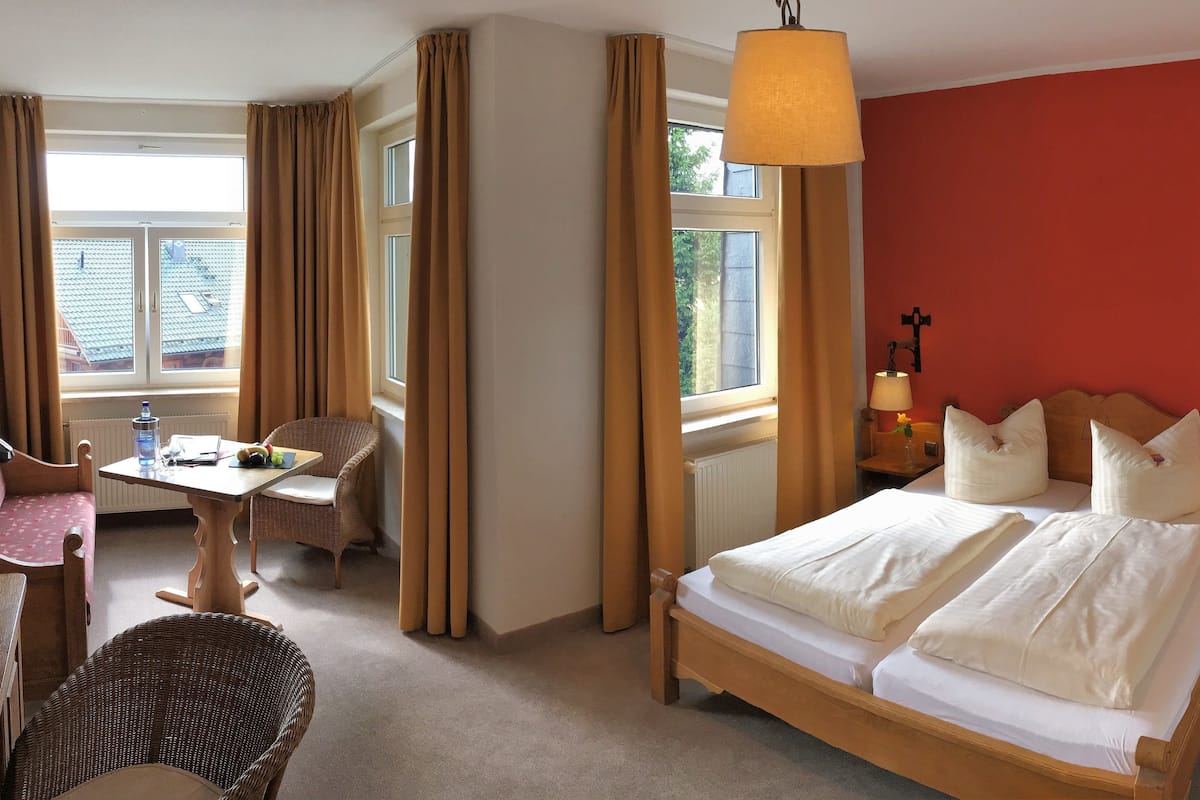 hypo-allergenic bedding, minibar, desk, free wifi