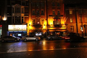 Front of property – evening/night - Clifton Court Hotel (Dublin)