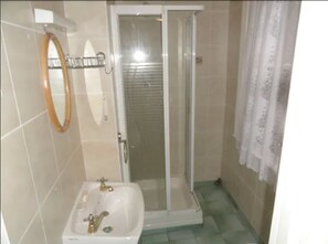 Shower, towels - Clifton Court Hotel (Dublin)