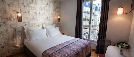 Ropa de cama de alta calidad y caja de seguridad en la habitación