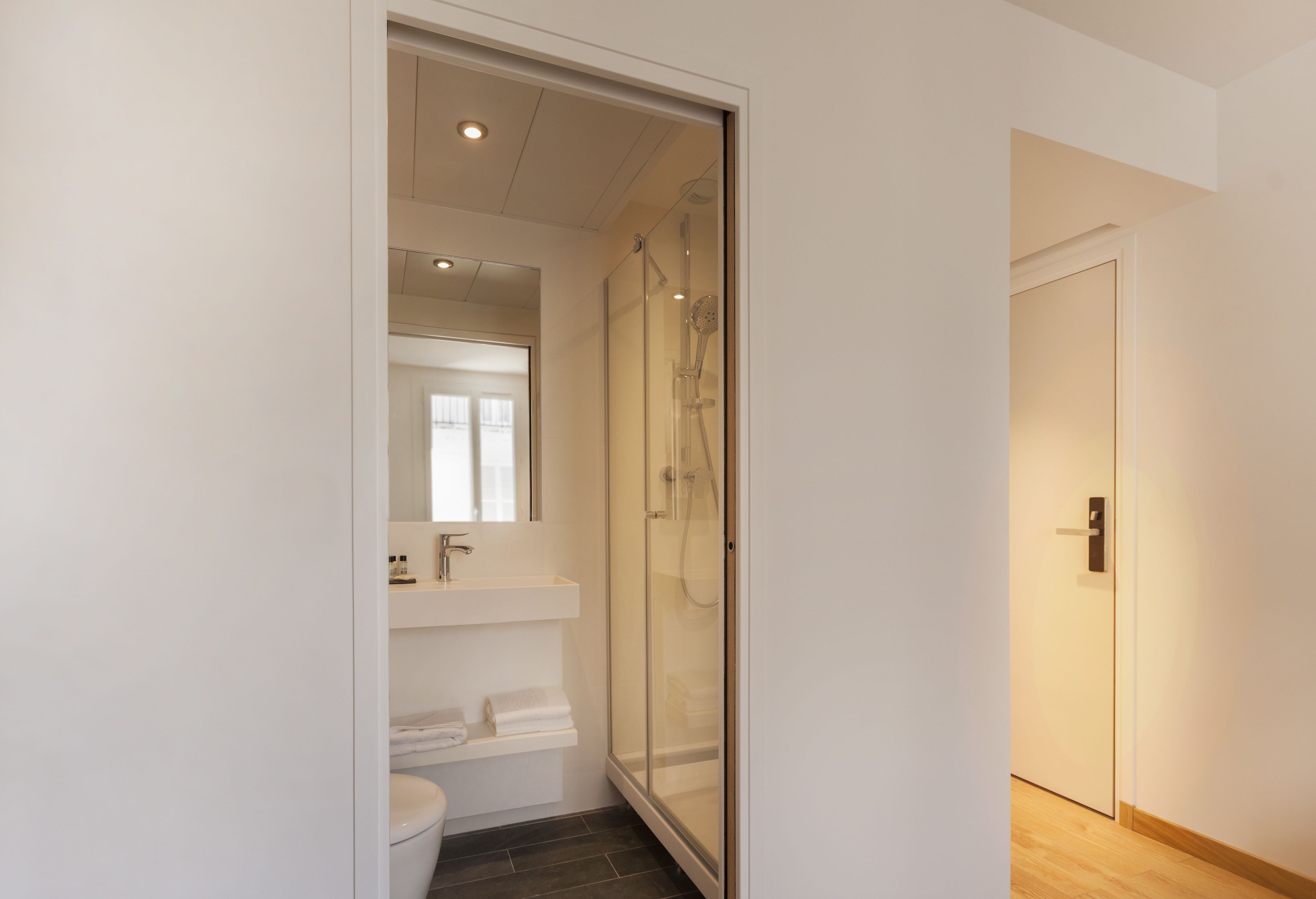 shower, rainfall showerhead, free toiletries, hair dryer