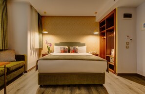Economy Room | Premium bedding, minibar, in-room safe, desk