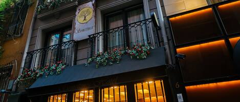 Voorkant accommodatie - avond/nacht