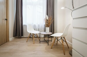 高级公寓, 2 间卧室 | 特色装修、特色家居、办公桌、笔记本电脑工作区