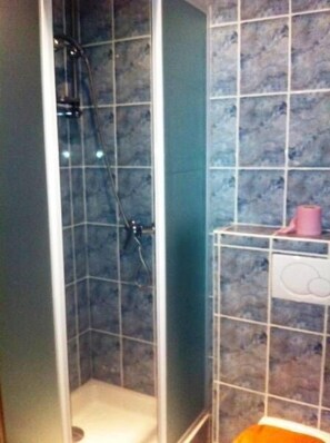 Shower, free toiletries, towels - Résidence Molière (Montrouge)