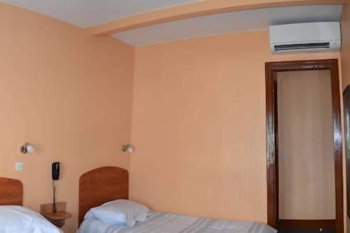 Desk, soundproofing, free WiFi