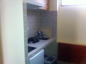 Desk, soundproofing, free WiFi