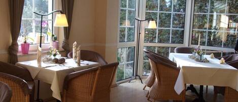 Lunch and dinner served, Regional cuisine