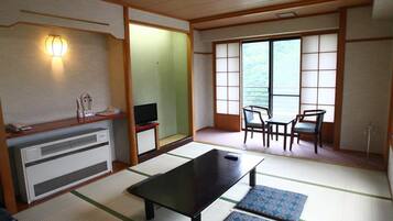 In-room safe, free WiFi, bed sheets