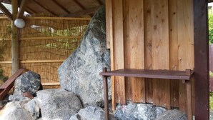 Eine traditionelle japanische Struktur mit Holzbalken und einer Steinmauer.