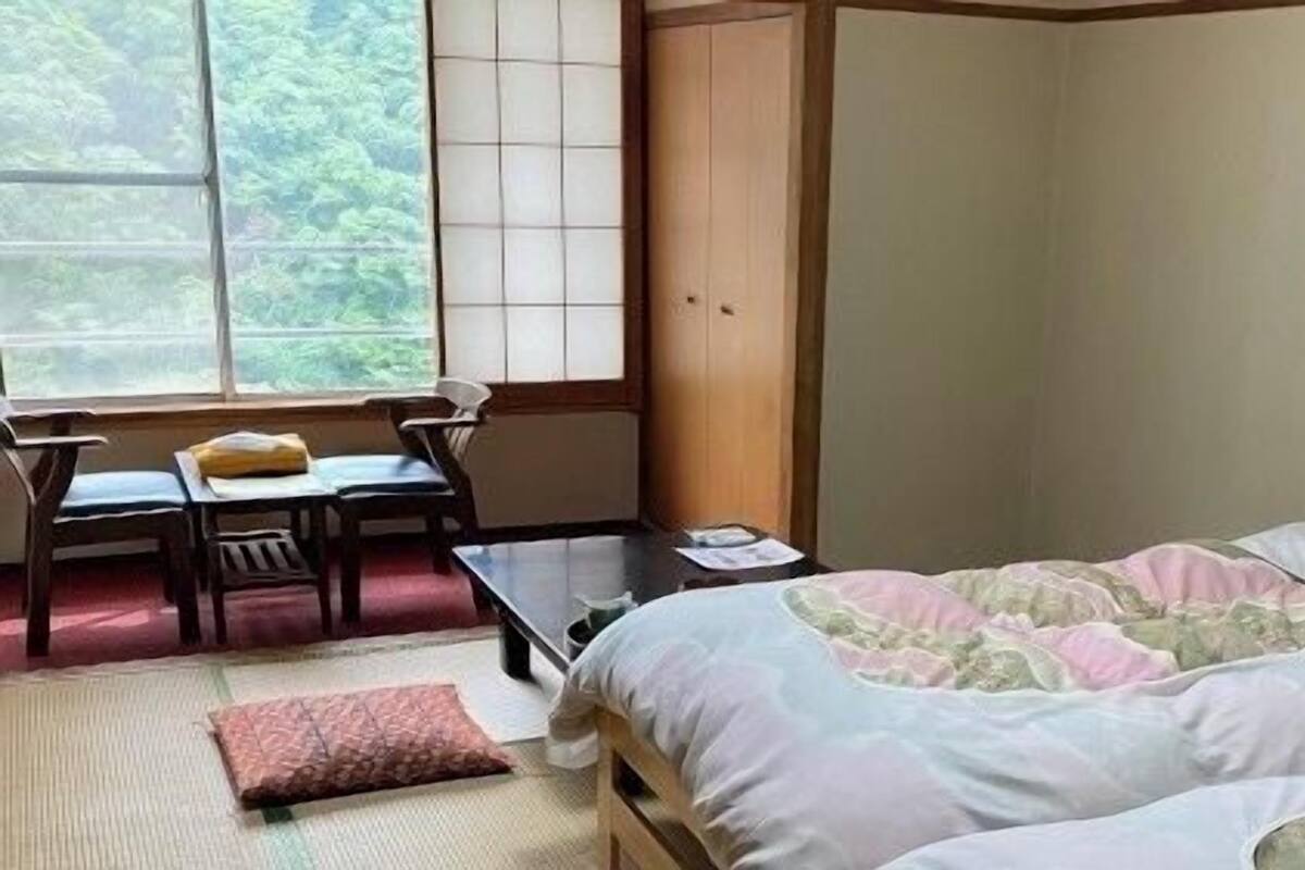 Ein Schlafzimmer mit einem Bett, einem Schreibtisch und einem Stuhl.