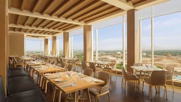 3 restaurants; breakfast, lunch, and dinner served