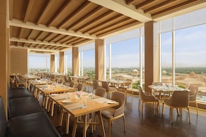 3 restaurants servant le petit déjeuner, le déjeuner et le dîner