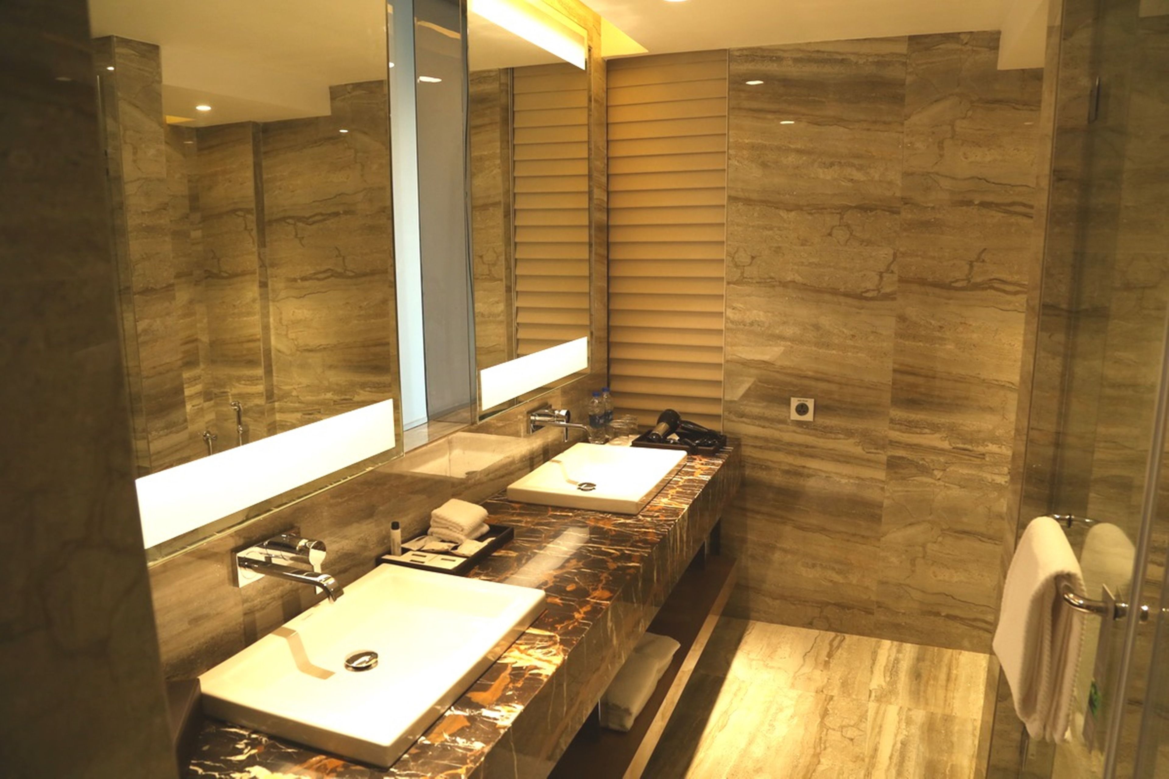 suite, 1 bedroom, park view | bathroom | rainfall showerhead, designer toiletries, hair dryer, bathrobes