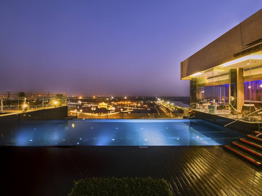 Una piscina al aire libre
