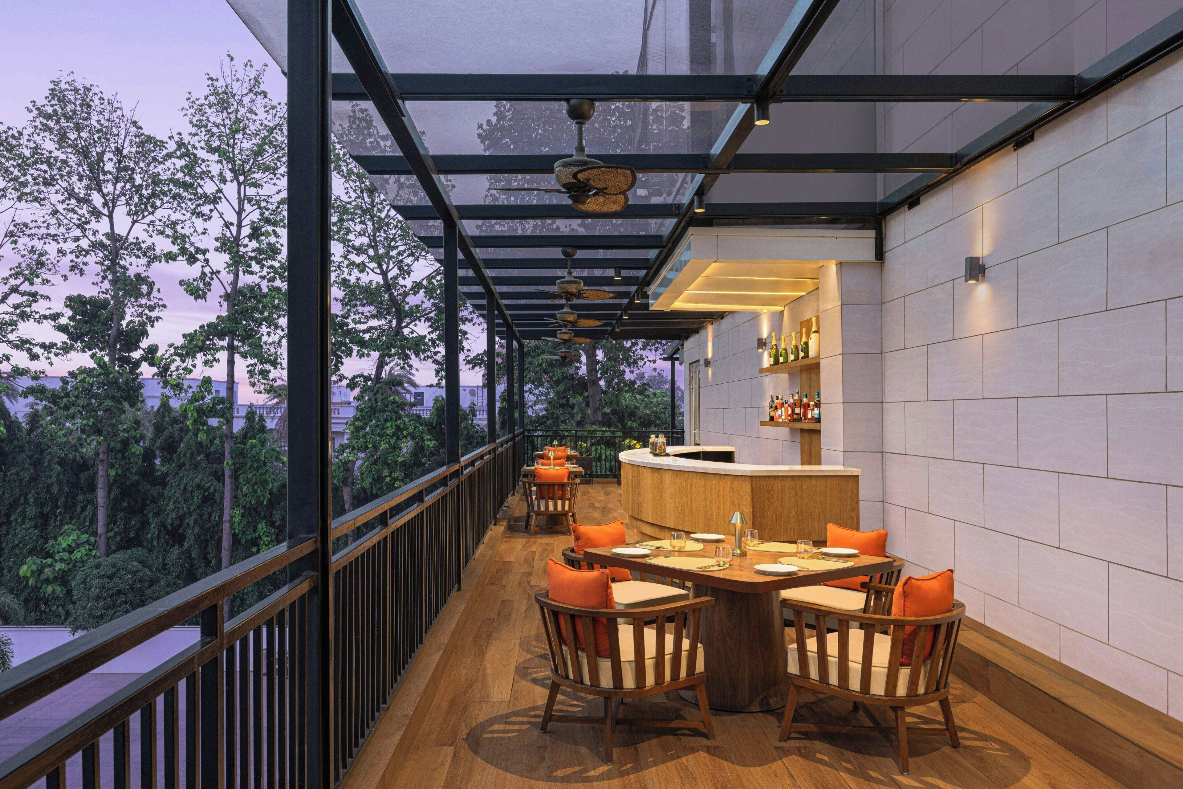 3 restaurants; breakfast, lunch, and dinner served