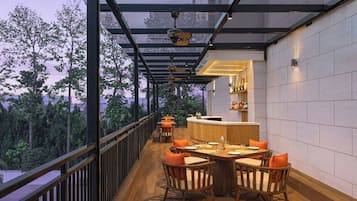 3 restaurants; breakfast, lunch, and dinner served