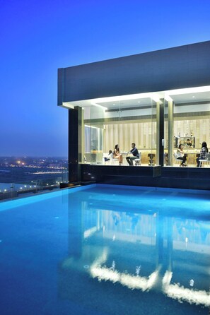 供应午餐和晚餐