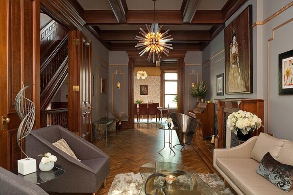 Flat-screen TV - Arlington Place Bed & Breakfast (Brooklyn)