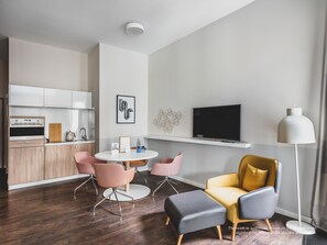 Familie suite, uitzicht op de binnenplaats | Woonruimte | Flatscreentelevisie