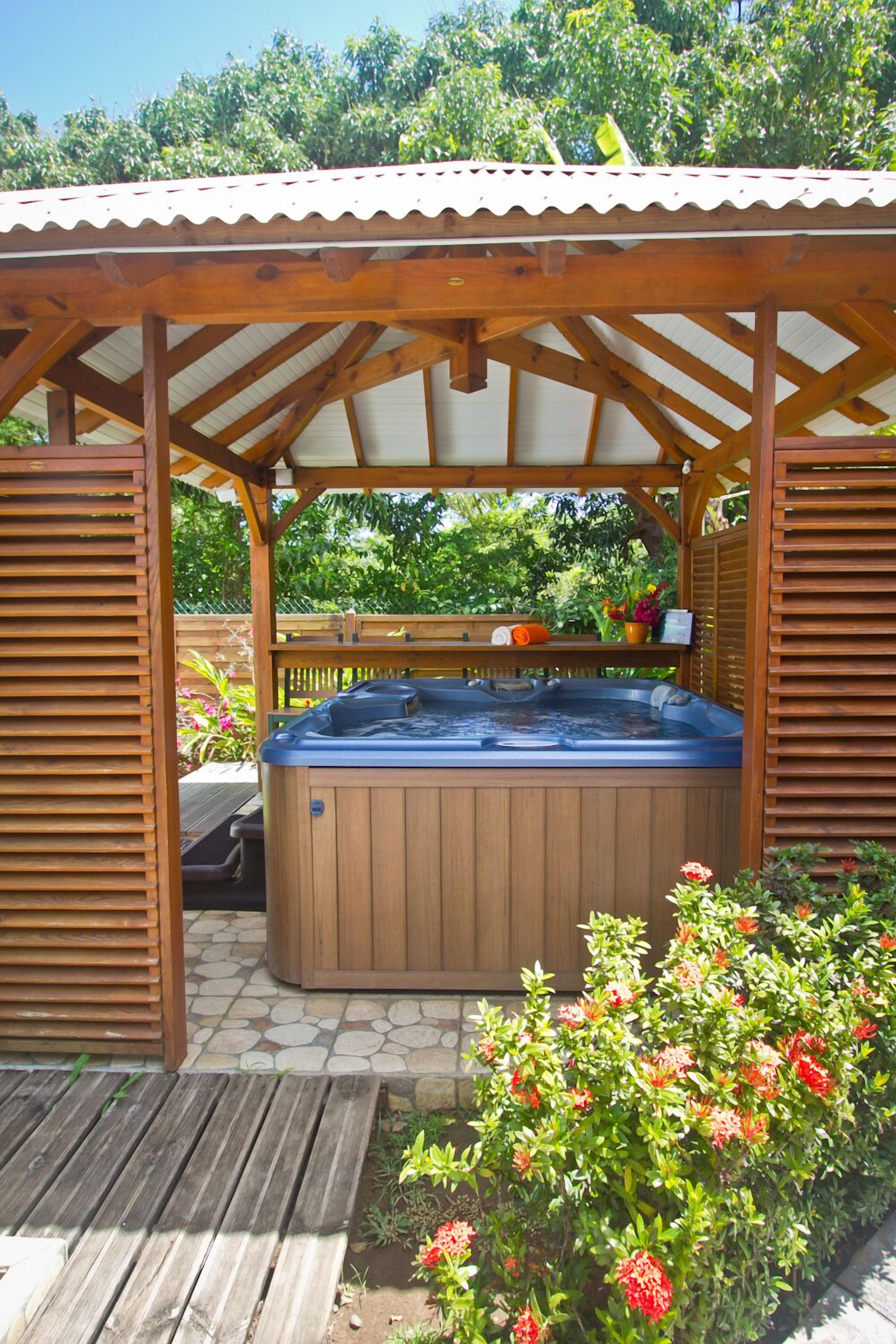 Outdoor spa tub