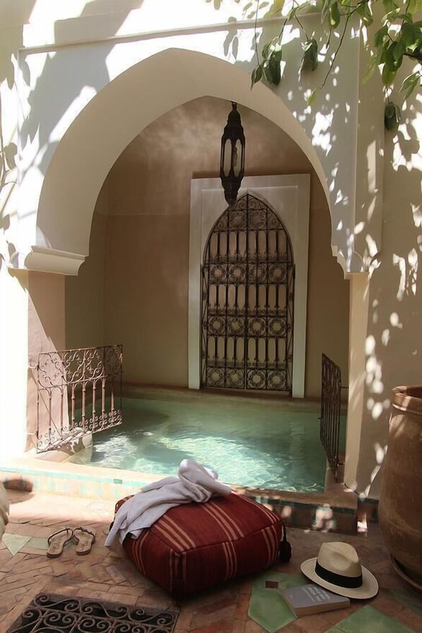 Outdoor pool, pool umbrellas, sun loungers - Riad El Youssoufi (Marrakech)