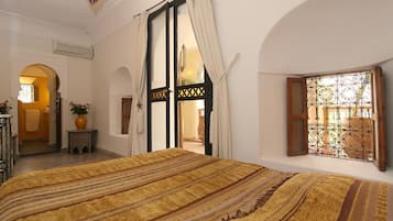 Superior kamer (Amarillo) | Luxe beddengoed, een kluis op de kamer, individueel gedecoreerd