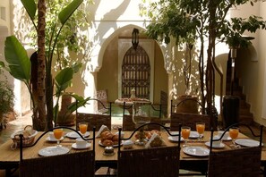 Servizio di colazione, pranzo e cena