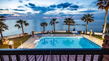 Piscine extérieure (ouverte en saison), parasols de plage