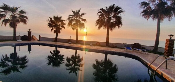 Außenpool (je nach Saison geöffnet), Sonnenschirme, Liegestühle