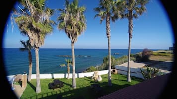 Kolam renang outdoor musiman, dengan payung kolam renang