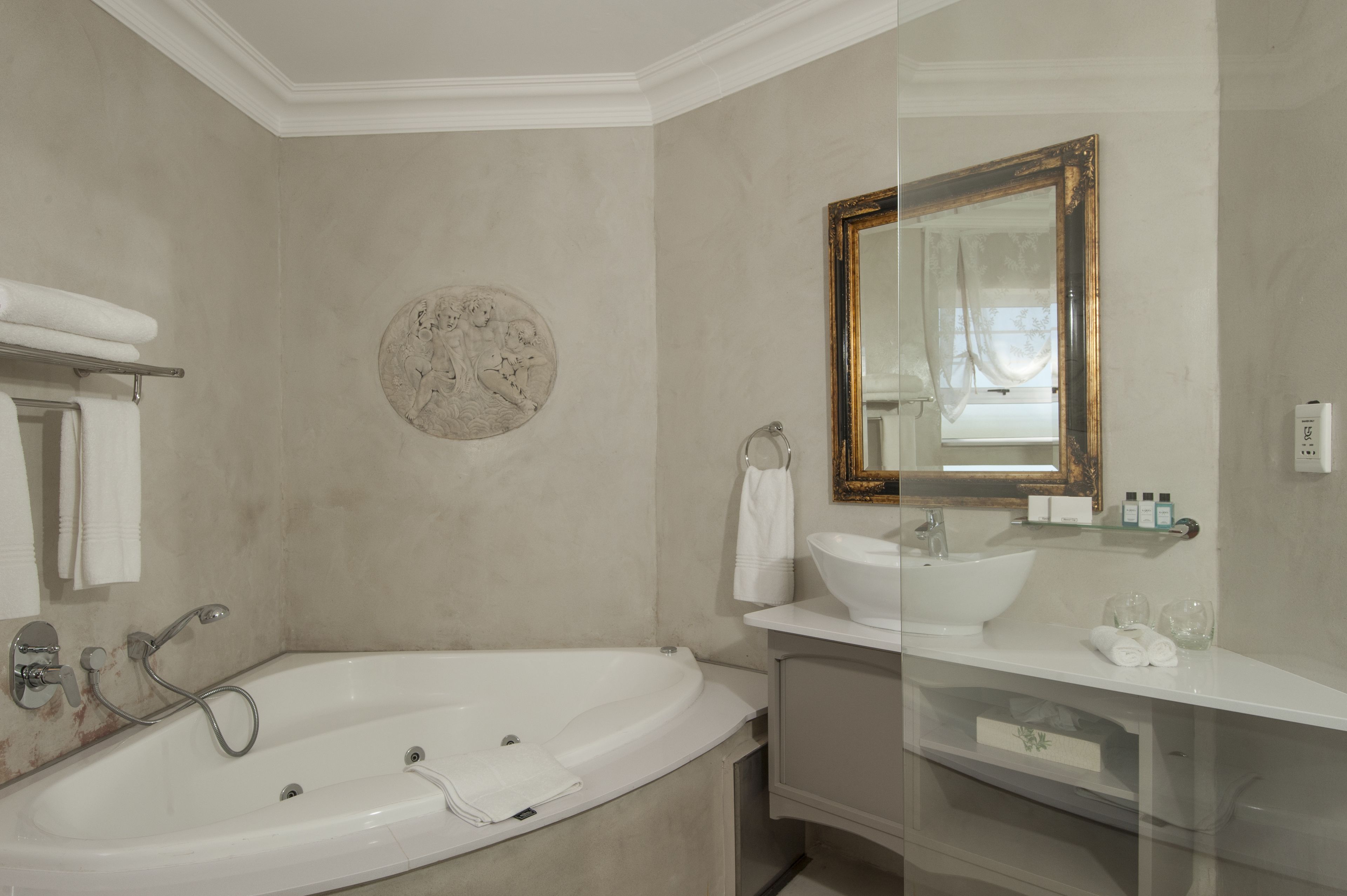 Tina y regadera independientes y amenidades de baño gratuitas 