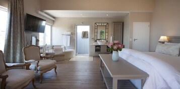 Luxury Pool Suite | Öryggishólf í herbergi, ókeypis þráðlaus nettenging, rúmföt