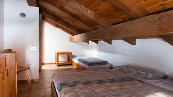 Apartment, 2 Bedrooms (6 pers) | Down comforters, cribs/infant beds, free WiFi, bed sheets