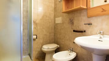 Combined shower/bathtub, hair dryer, bidet, towels