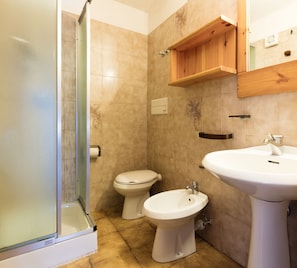 Combinazione doccia/vasca, asciugacapelli, bidet, asciugamani