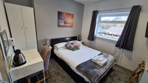 Habitación doble | Minibar, cortinas blackout, wifi gratis y ropa de cama 