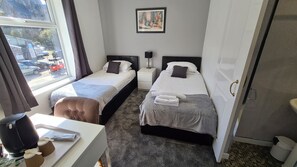 Twin Room | Minibar, blackout curtains, free WiFi, bed sheets - Y Gwynedd Inn (Caernarfon)