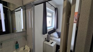 Habitación individual | Minibar, cortinas blackout, wifi gratis y ropa de cama 