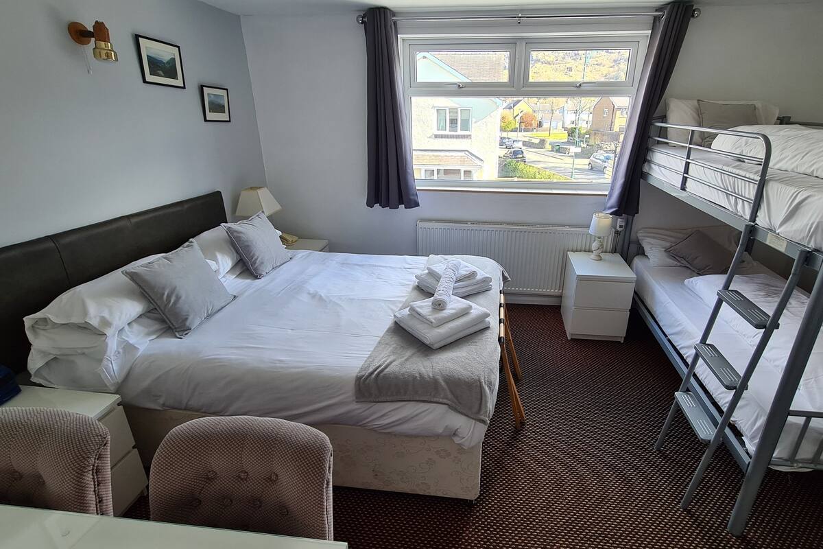 Family Room | Minibar, blackout curtains, free WiFi, bed sheets