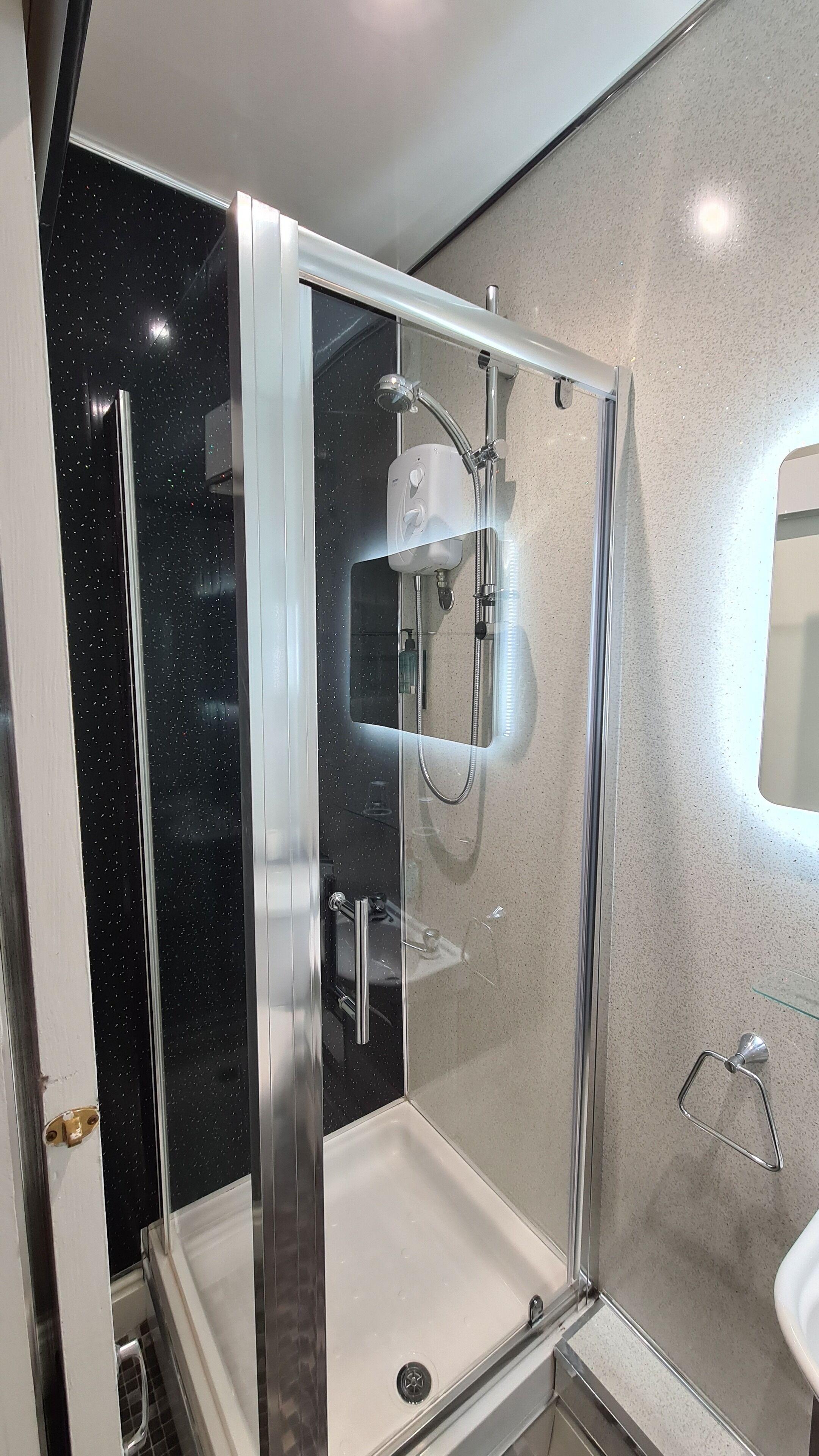 Twin Room | Bathroom | Shower, free toiletries, hair dryer, towels