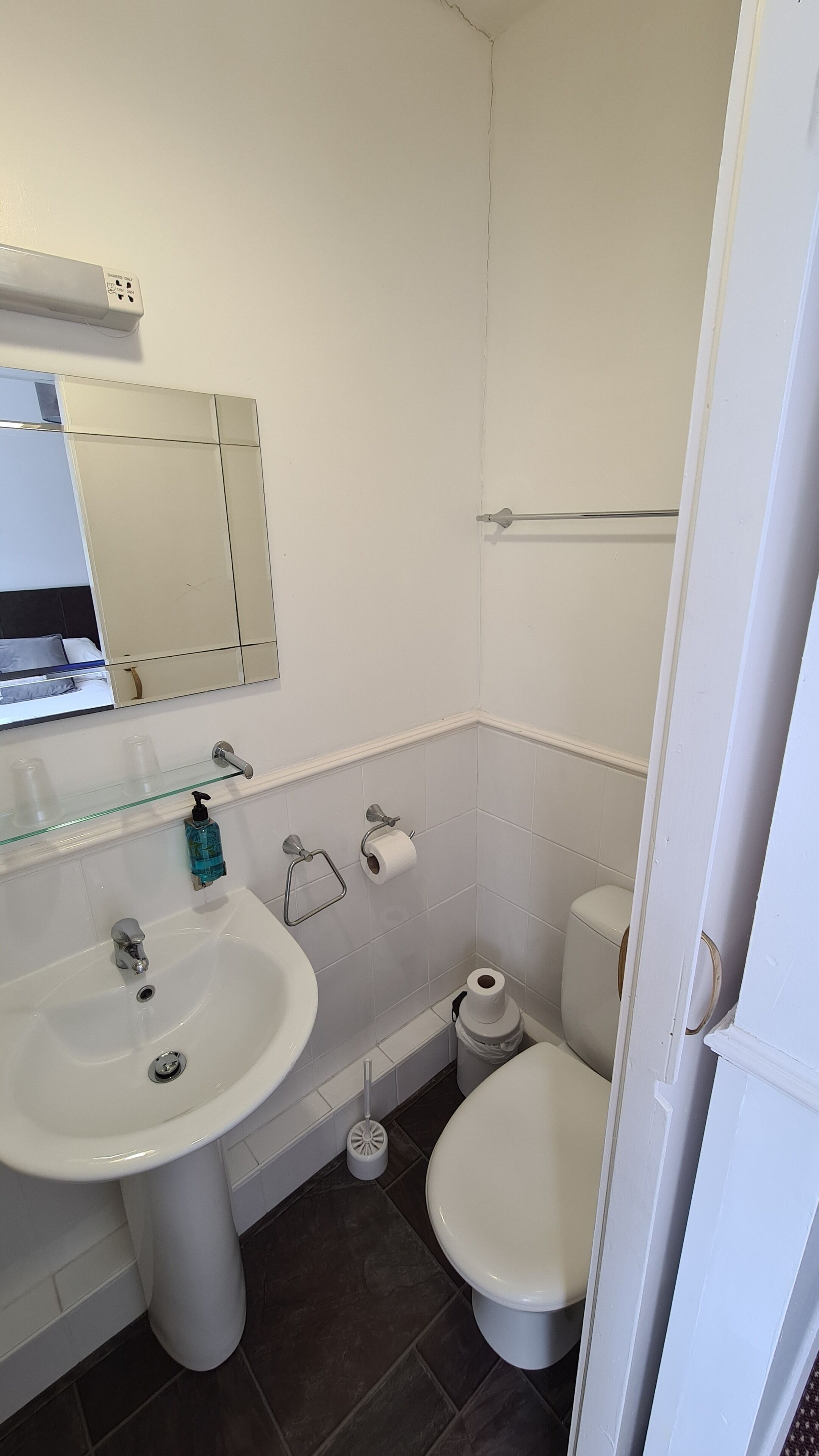 Family Room | Bathroom | Shower, free toiletries, hair dryer, towels